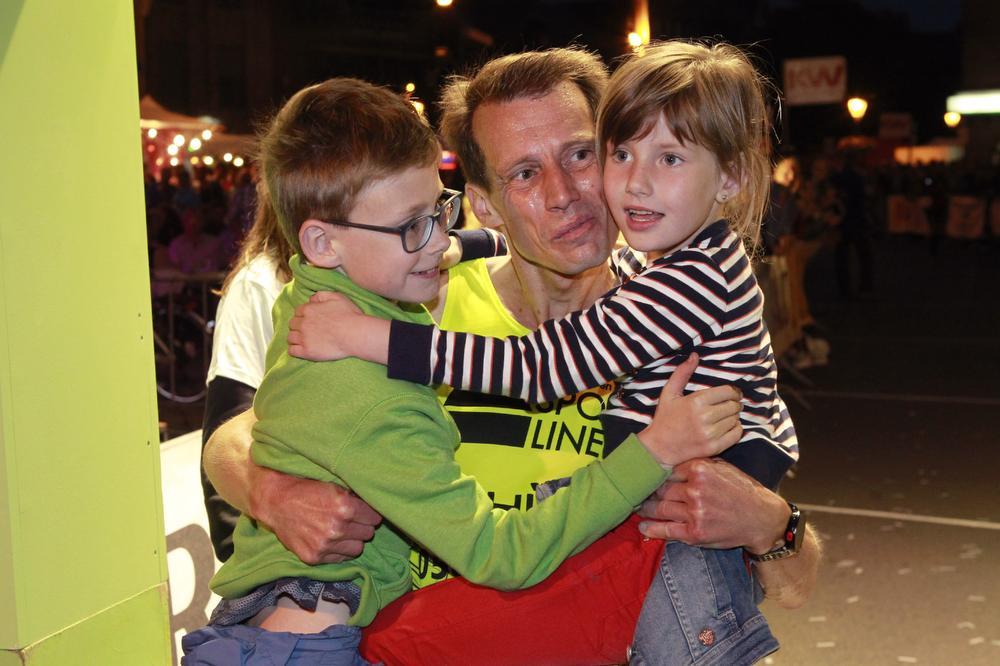 Marathonwinnaar Nico Serroen kwam dolgelukkig over de finish met zijn zoontje Liam (9) en dochtertje Nina (6).