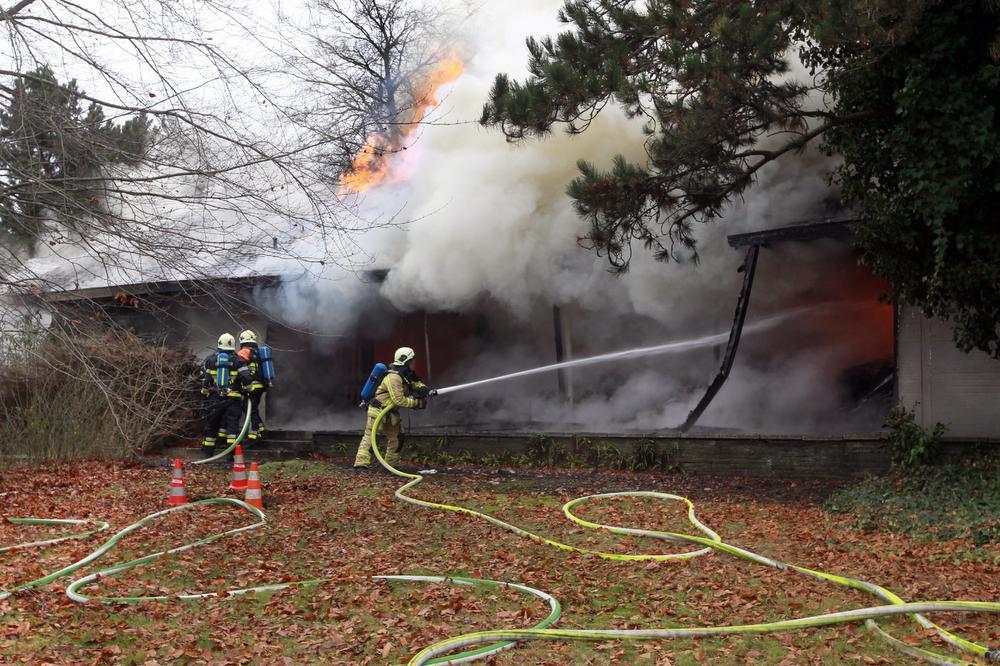 De hoge vlammen sloegen door het dak van de leegstaande villa in Torhout.