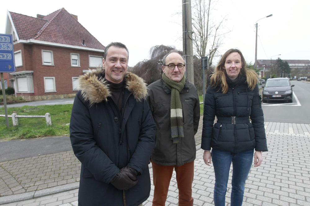 Het huis Moens (links) gaat maandag tegen de vlakte. V.l.n.r. Bart Naeyaert (voorzitter Mezennestje), Dirk Mattheus (secretaris) en Delphine Vervaeke (eindcoördinator).