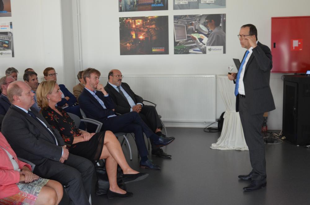Minister Homans reikt ambassadeurschap maatwerkbedrijven uit aan Picanol in Ieper