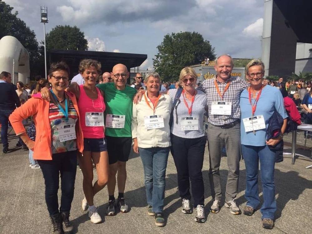 Op de foto: Veerle Dooms, Trees Dooms, Steven Dooms, Katrien Dooms, Rita Dewitte, Rik Raes en Gonde Dooms.