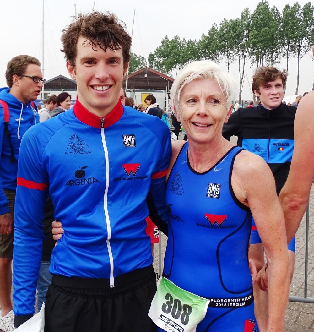 Daniëlle Deley met zoon en triatleet Dennis na afloop van de kwarttriatlon Oostende-Bredene.