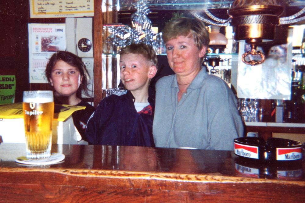 Diana anno 1994 met haar dochter Evita en zoon Didier in café De Zwarte Leeuw.