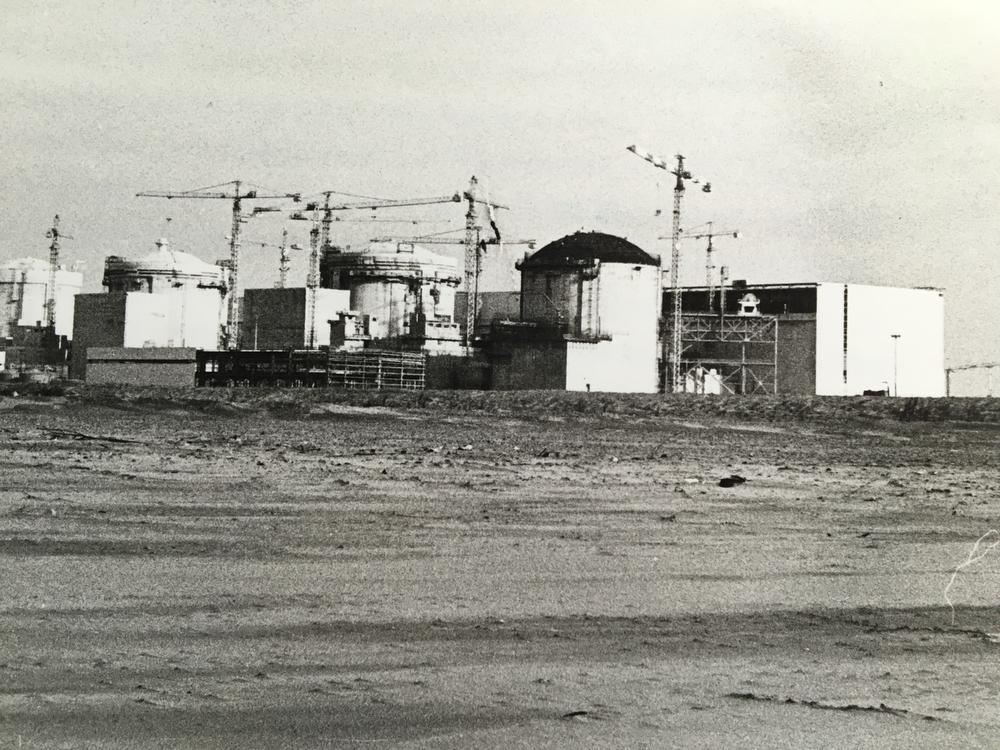Een foto uit het boek: de kerncentrale van Gravelines bij de opbouw - dit uitzicht ging Nieuwpoort krijgen.