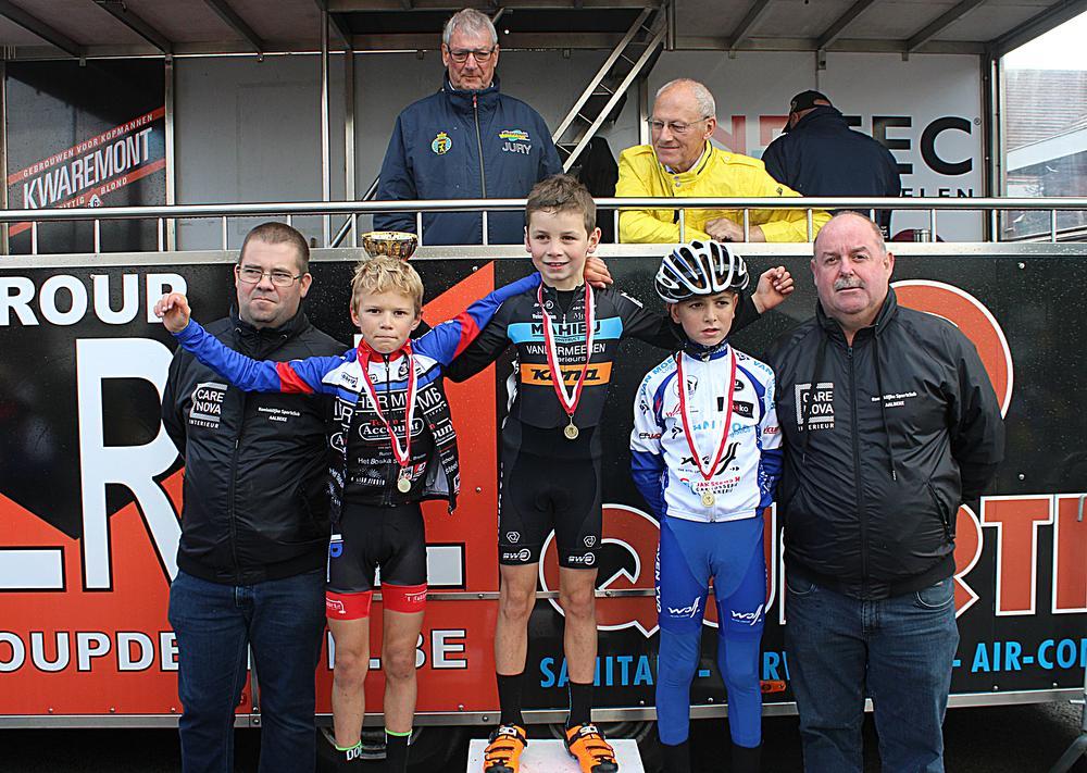 Het podium bij de negenjarigen met winnaar Jonas Pauwels uit Veurne. Briek Van Den Berghe (Houthulst) en Ibe Vanhoutte (Stekene) mochten mee op het podium. (Foto WO)