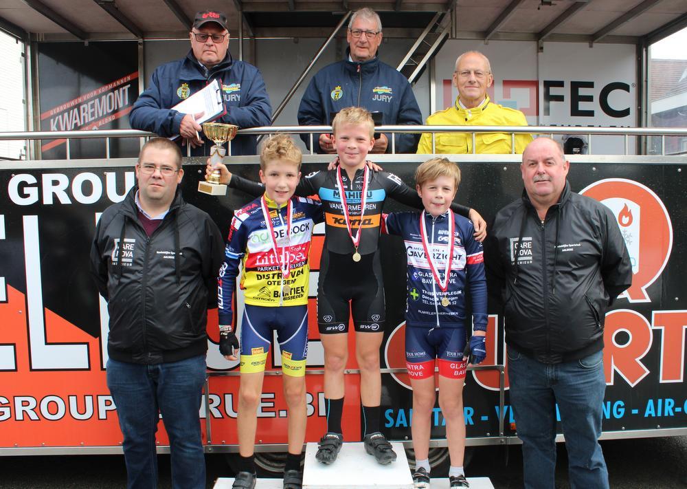 Het podium bij de tienjarigen met winnaar Tille Vergalle (Westouter) die won voor Andrés Vercampst (Tielt) en Loïc Tack (Bavikhove). (Foto WO)