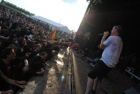 3.500 festivalgangers op modderige eerste dag van Ieperfest