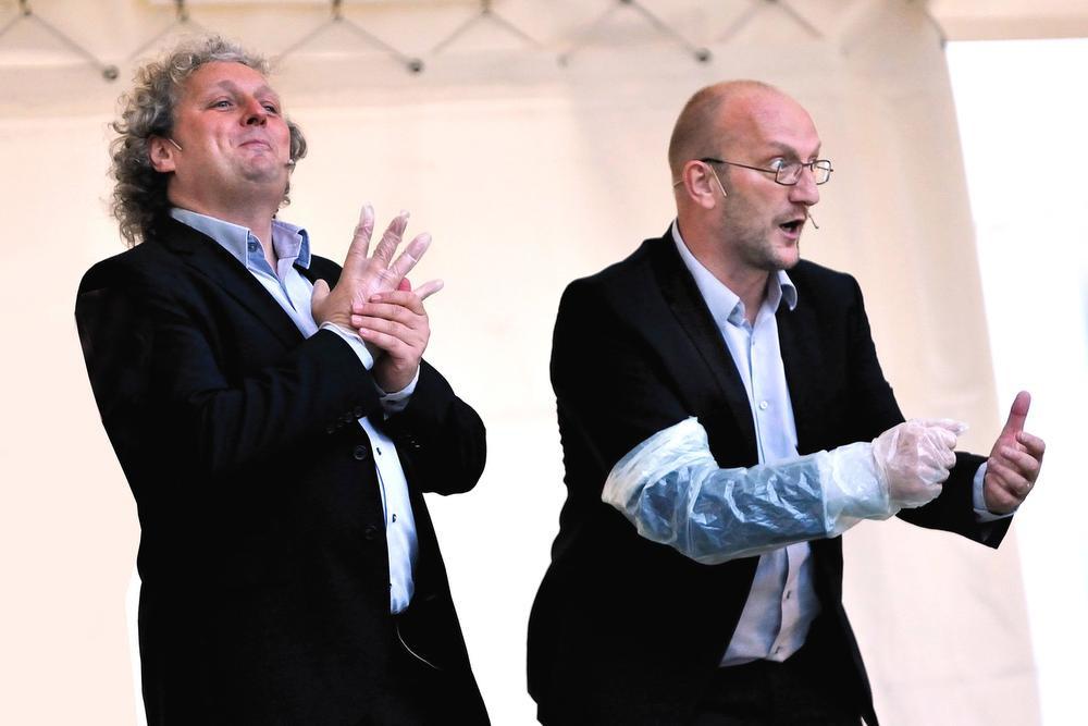Septem Viri, hier met Bart Verhelle (links) en Bart Van Synghel, zal dan toch even optreden: aan het eind van de avond in de Eetstraat.
