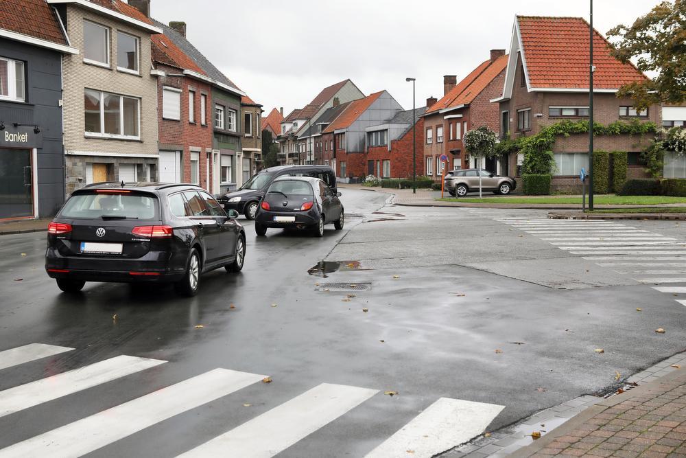 Het gevaarlijk kruispunt van de Kortemarkstraat met de Karel de Ghelderelaan, nabij het grootwarenhuis Colruyt. Hier vindt de Fietsersbond de aanleg van een rotonde zinvol.