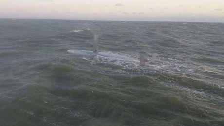 Drie opvarenden brengen halve nacht door op romp van gekapseisde zeilboot voor kust van Knokke-Heist