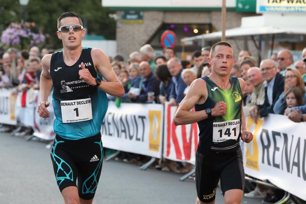 Stijn Fincioen uit Aartrijke (links) won al vijf keer de Nacht-marathon, maar moest dit keer vrede nemen met de derde plaats. Naast hem Tommy Kinders uit Sint-Niklaas, die tweede werd.