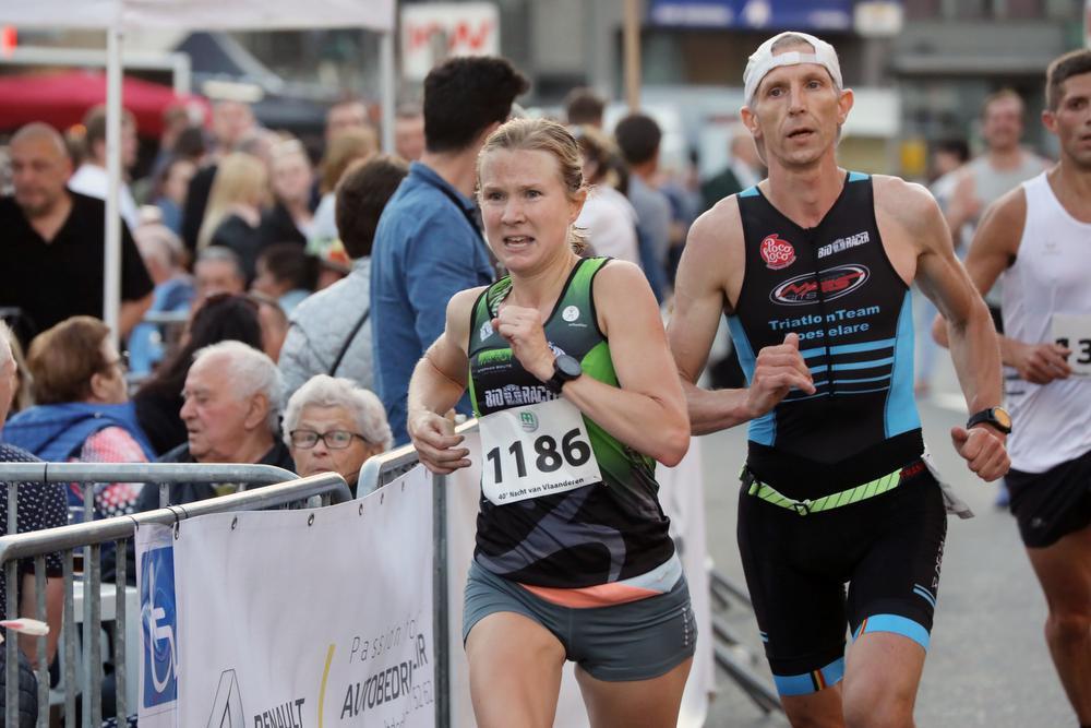 Annelies Deketelaere uit Hooglede, hier aan de finish, won voor het tweede jaar op rij de halve marathon bij de vrouwen.
