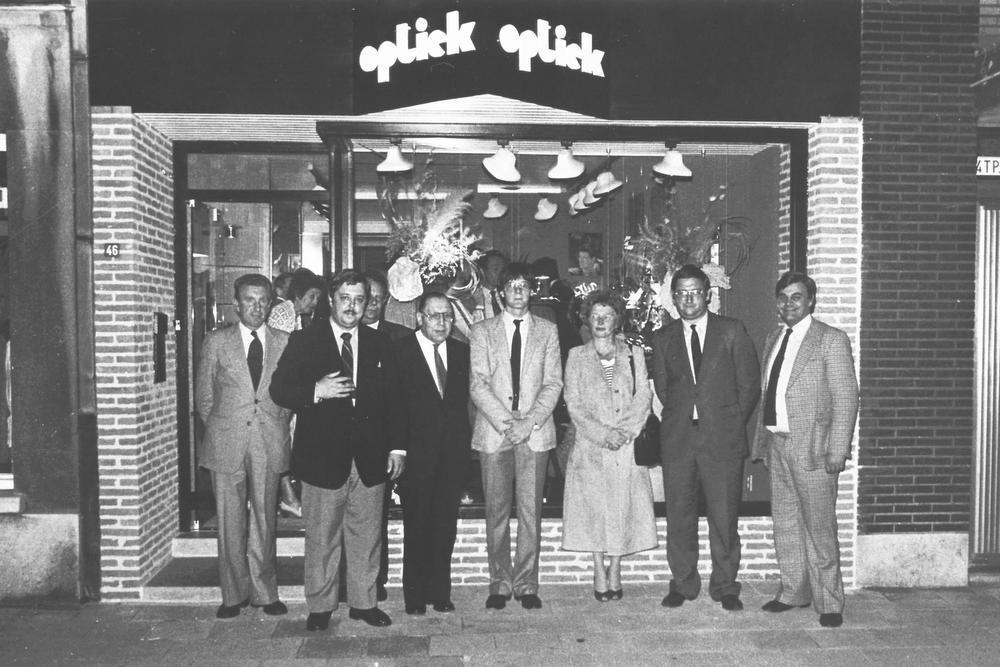 De opening van de zaak in oktober 1980, toen nog in de Oostendestraat 46: v.l.n.r. Gerard Naeyaert, Johan Windels, Aimé Becelaere, Filip Meulemeester, Arlette Nerinckx, Rudi Vanneste en Thierry Van Paemel.