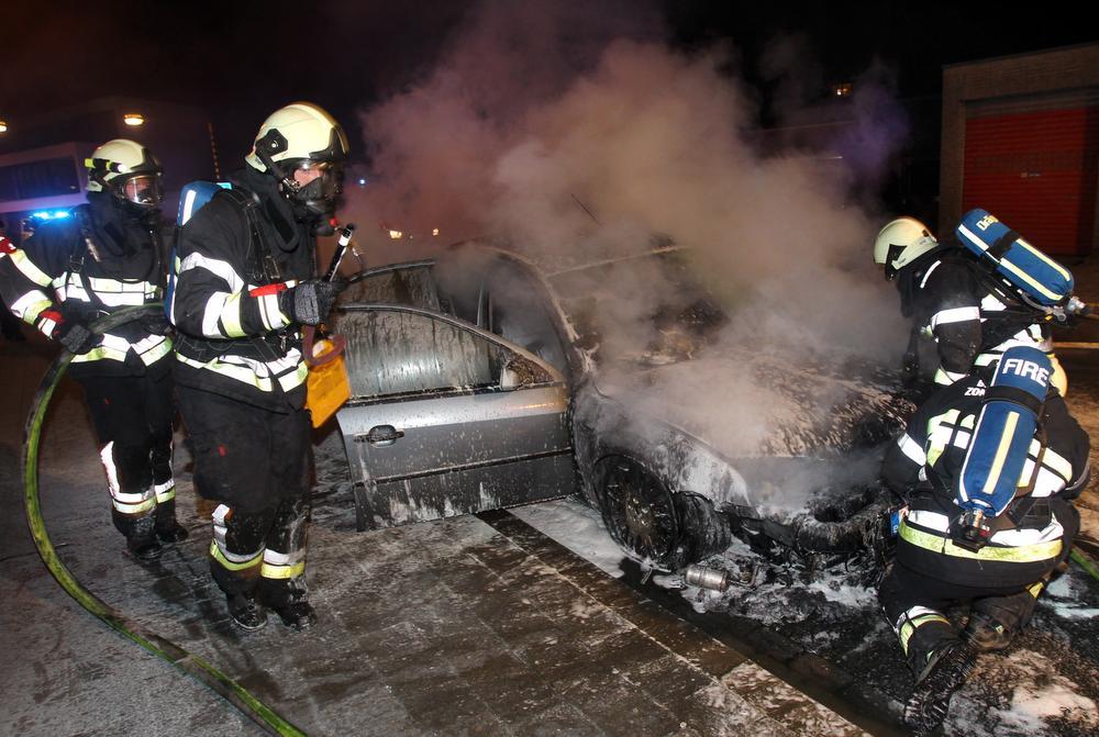 De brandweer kon niet verhinderen dat het voertuig uitbrandde. (Foto Ronny Neirinck)