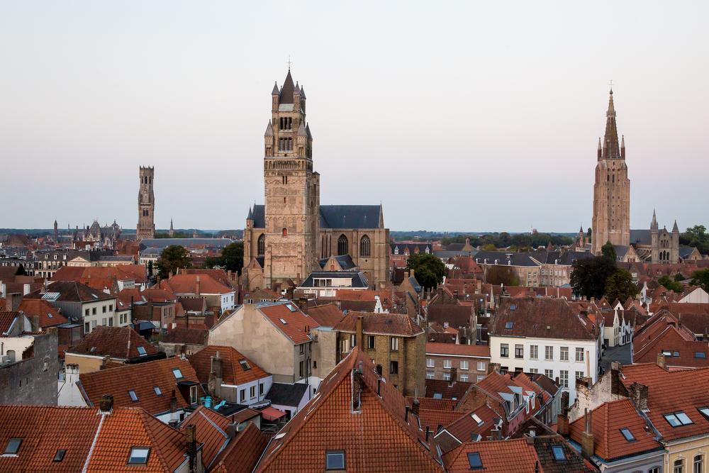 De échte skyline van Brugge, met links de Halletoren, centraal de Sint-Salvatorskathedraal en rechts de OLV-kerk.
