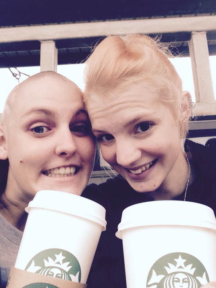 Een bezoek aan de Starbucks was voor de zussen een hele overwinning. Dat nodigt uit tot een feestelijke selfie. (GF)