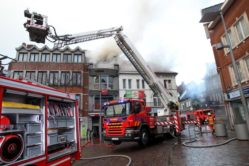 VIDEO Brandweer van Tielt redt bewoner op balkon van brandende flat
