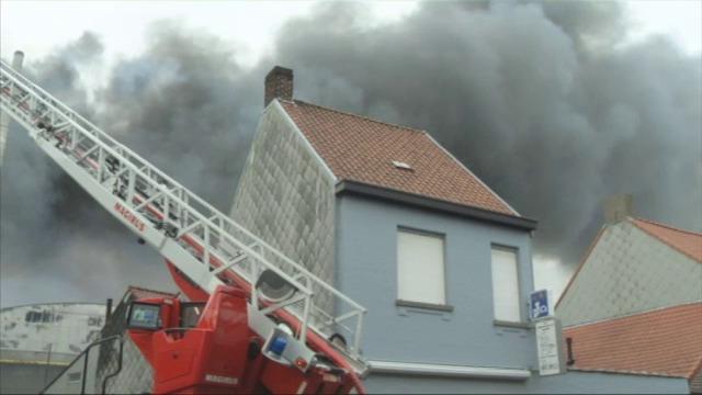 120 brandweerlieden van 13 korpsen bestrijden vuurhaard bij Nelca in Lendelede
