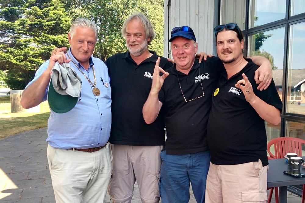 Met voorzitter van de wereldbarbecuekoepel Patrick O'Sullivan (links) van links naar rechts Hans Neels, Rudy Jaques en Steven Declerck.