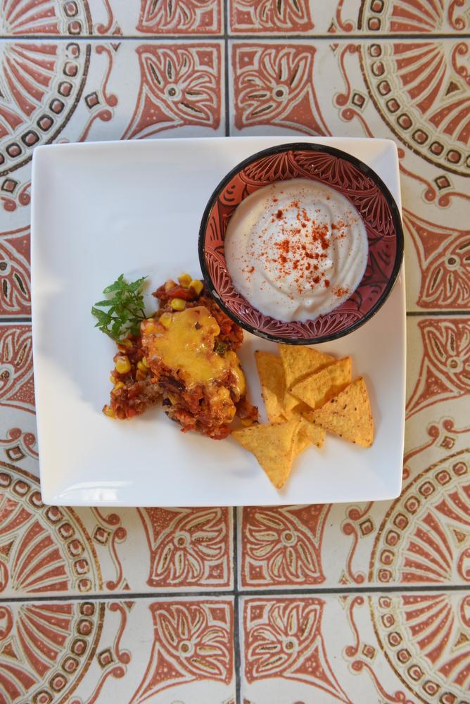 Ann Welvaert serveert een vegetarische Mexicaanse quinoaschotel