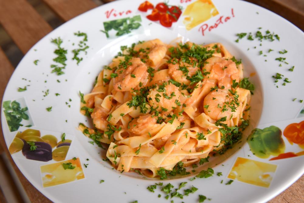 Marijke Depestel uit Kortemark bereidt een snelle pasta met reuzengarnalen