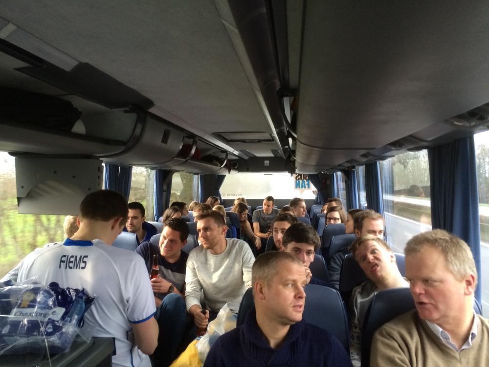 Supportersbussen Knack Roeselare vertrekken richting bekerfinale