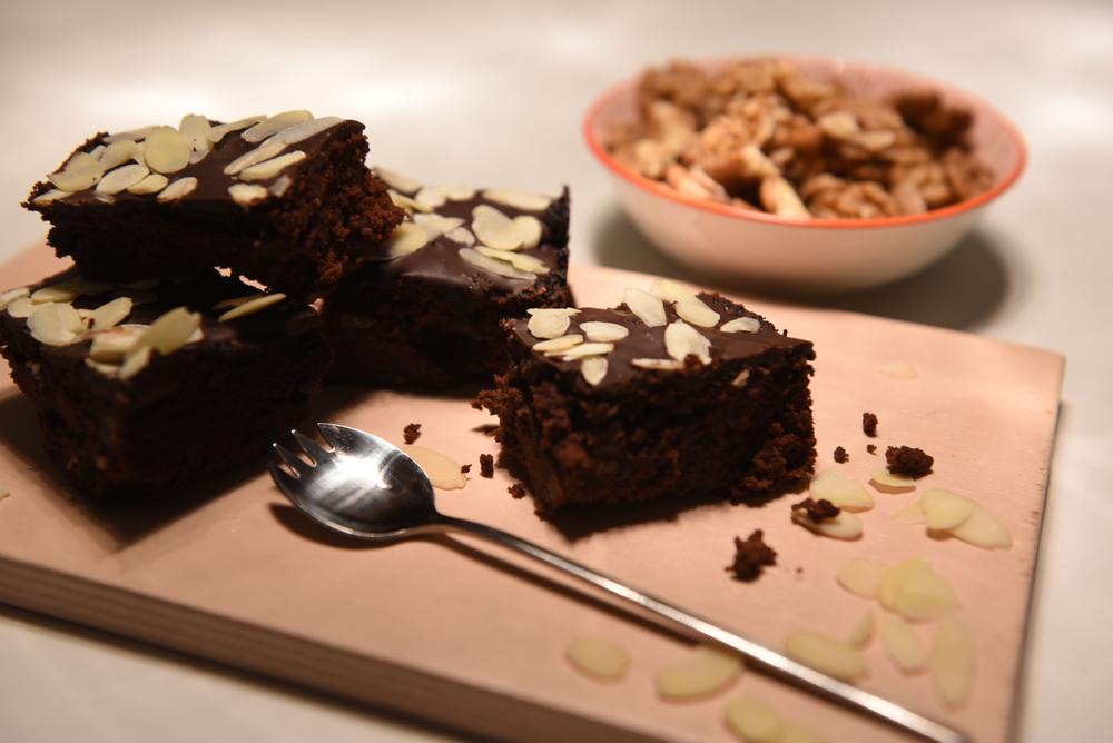 Michelle Dutoit en Louise Delputte maken gezonde brownies