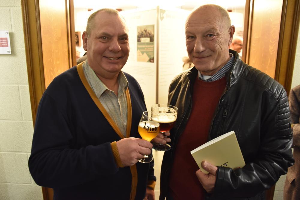 Johny Desmet en Lode Hoste klinken op het tijdschrift 'Tieltse caférijkdom 1900-2017'. (Foto LVA)