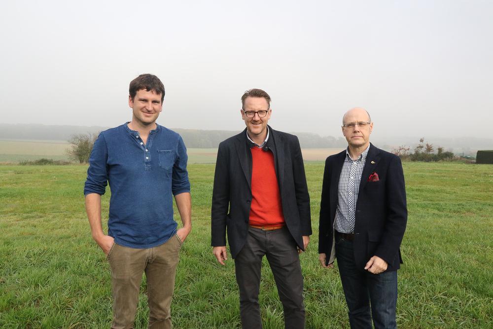 We zien teamleden Simon Verdegem, Rubben Willaert en Peter Doyle op de site in Wijtschate.