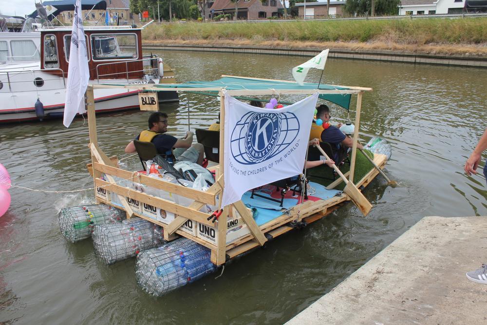 Jongeren varen van Diksmuide naar Nieuwpoort met zelfgemaakte boot uit plasticflessen