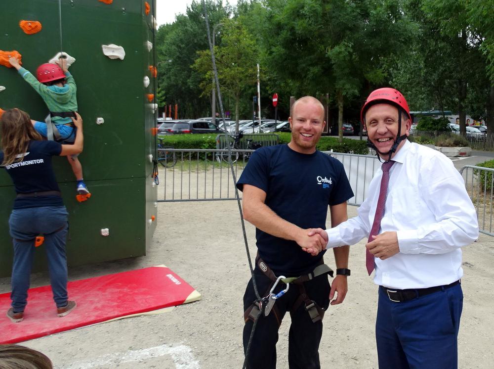 Burgemeester Johan Vande Lanotte en klimmonitor Lennert Beuren.