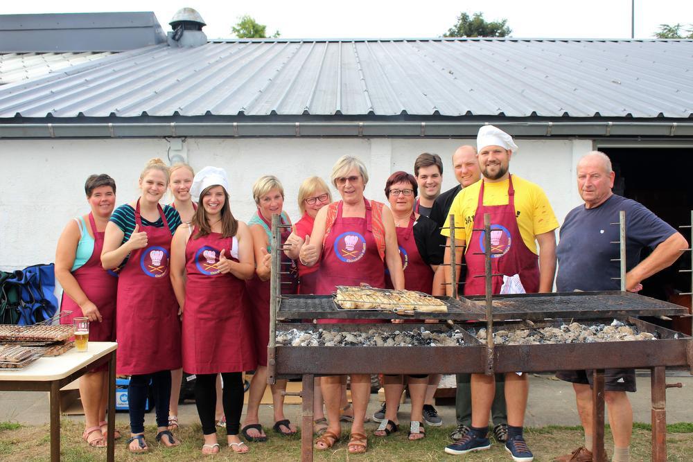 Het keuken- en kookteam met op de foto van links naar rechts Ingrid Titeca, Kaat Provoost, Ilse Verbeke, Elien Vandierendounck, Mariane Vanhuele, Greet Cole, Katty Jacobs, Ann Cooleman, Armin Diet, Redgy Decat, Niko Lebeke en René Berton.