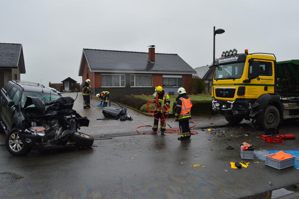 De wagen reed frontaal in op een vrachtwagen.