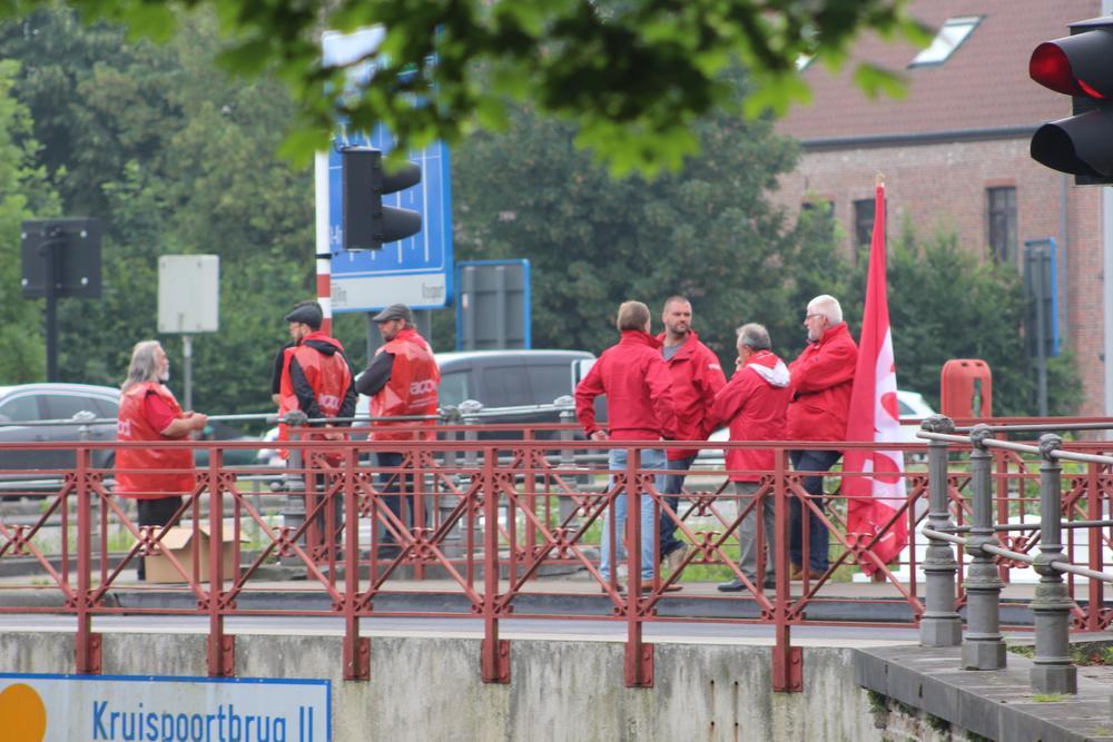 Burgemeester van Brugge Renaat Landuyt betreurt vakbondsactie aan Kruispoortbrug