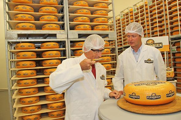 Geert Bourgeois mag de 50.000ste bol Flandrien Kaas keuren.