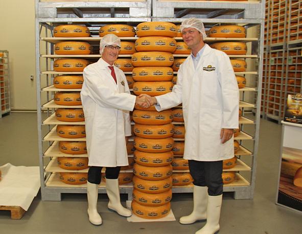 De lengte van de minister-president, omgezet in kaasbollen, wordt aan voedselbank De Wervel in Poperinge geschonken.