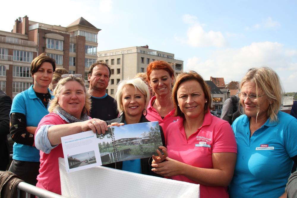 Enkele mensen met de brochure.