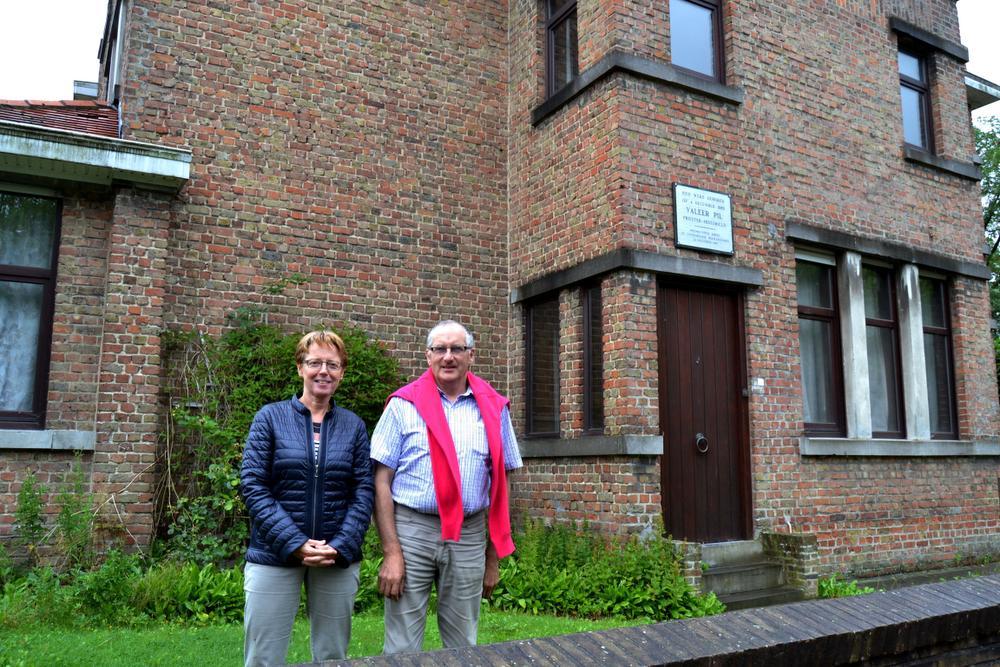OCMW-voorzitter Maria Vander Meiren en burgemeester Dirk Sioen bij de vroegere directeurswoning in de de Berten Pilstraat die voorbehouden blijft voor vluchtelingen met een groot gezin. (Foto ZB)