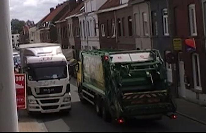 Vrachtwagens kunnen elkaar amper kruisen in de straat en rijden dan maar op het trottoir. (GF)
