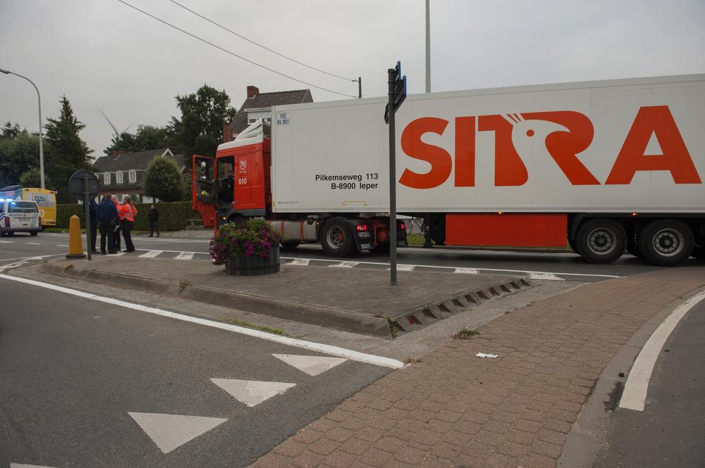 Fietsster zwaargewond na aanrijding door vrachtwagen in Poperinge