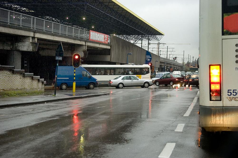 Zo zag het kruispunt van de Jules Lagaelaan met de Ardooisestraat er tien jaar geleden uit. Was dat toen zoveel beter ? (Foto Stefaan Beel)
