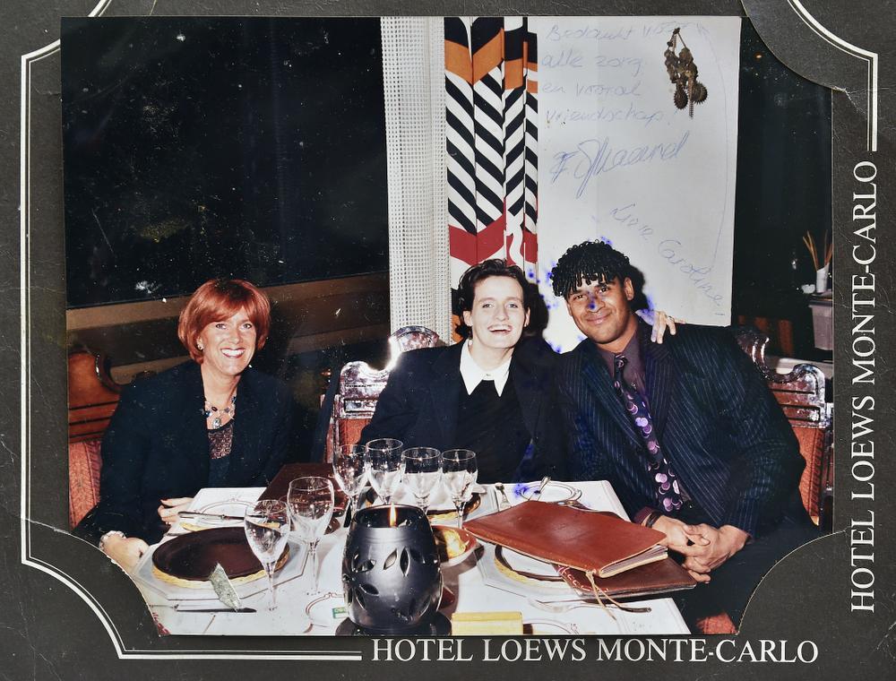 Caroline Carlisle tussen Monique en Frank Rijkaard in het Loews Hotel in Monte-Carlo. (repro Beel)
