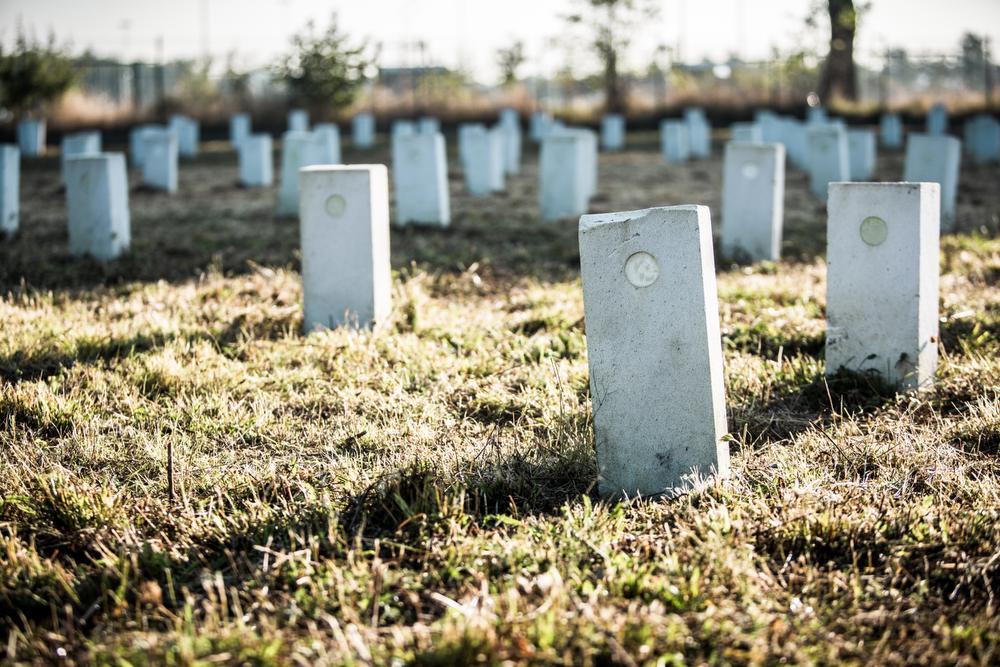 Het 'pop-upkerkhof', dat twee jaar geleden opdook in Merkem om het hoge aantal zelfdodingen bij jongeren in de Westhoek aan te klagen, kreeg intussen een permanente plaats op de begraafplaats van Houthulst. (Foto Tom)