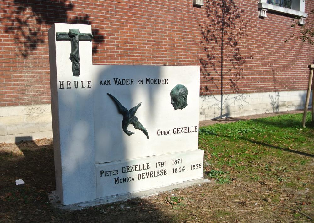 Het opgefriste en vernieuwde grafmonument voor de ouders van Guido Gezelle staat nu tegen de kerkmuur.