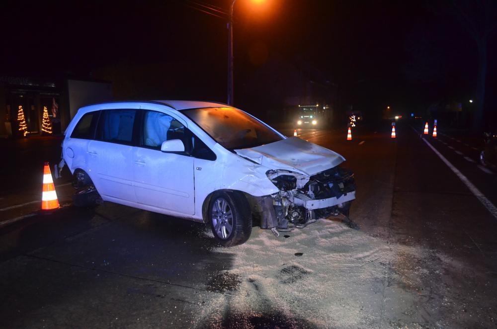 Drie voertuigen betrokken bij ongeval langs de N8 in Vleteren, één vrouw gewond