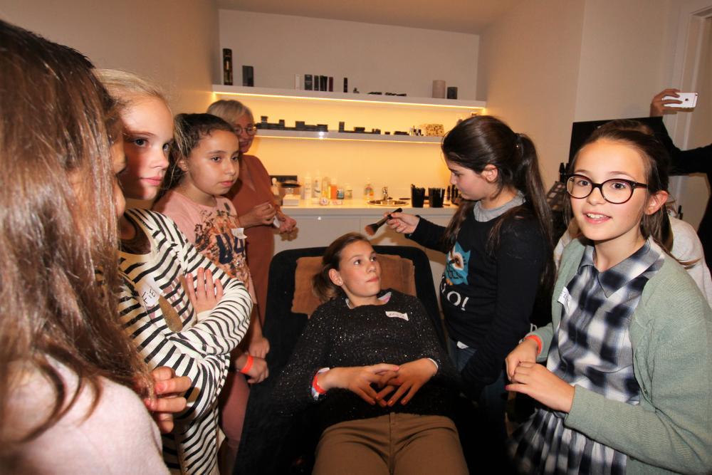 Bij Intercoiffure René mochten de leerlingen met make-up bezig zijn.