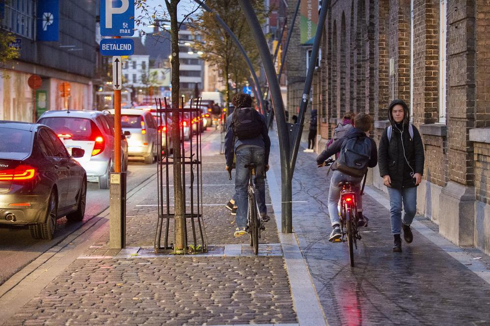 Ook in de Zuidstraat is het vaak chaos, daar moeten de fietsers vaak op het voetpad rijden.