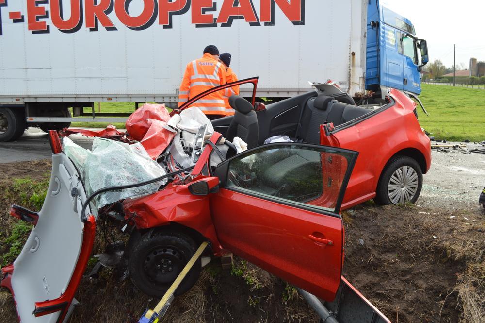 Wagen botst frontaal op truck in Wingene, bestuurder zwaargewond naar ziekenhuis