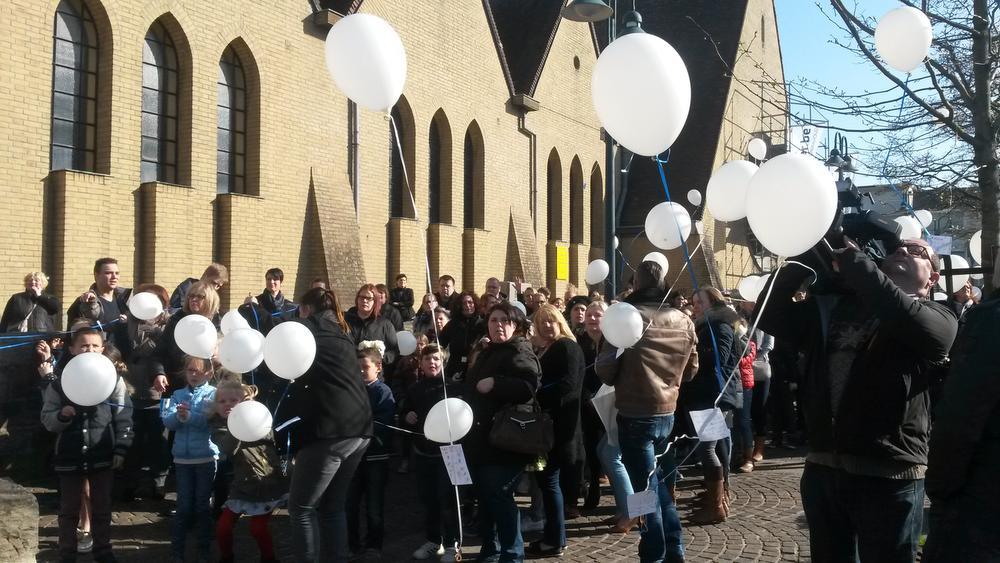Klasgenootjes laten vlak voor begrafenis van Ferre witte ballonnen op