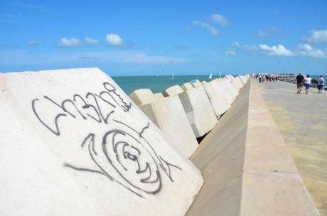 Graffiti en vuilnis ontsieren nieuwe strekdam in Oostende